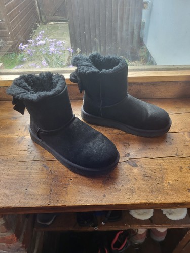 Used woman black ugg round - black,